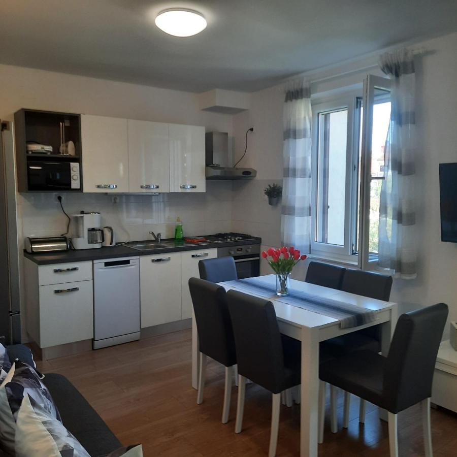 Beach Apartment Kate With Sea View, Balcony And Parking, Murter, Dalmatia Esterno foto